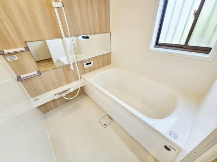 【新品ユニットバス】浴室はハウステック製の新品のユニットバスに交換しました。足を伸ばせる1坪サイズの広々とした浴槽で、1日の疲れをゆっくり癒すことができますよ。