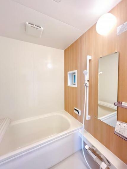 浴室 【リフォーム済】ハウステック社製の新品ユニットバスです。自動湯張り・追い炊き機能付きの室内は水はけが良く滑りにくく毎日のお掃除もラクラクです。