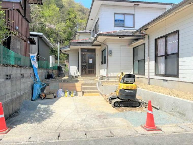 駐車場 【リフォーム中】駐車場は、庭を解体して2台駐車可能にします。