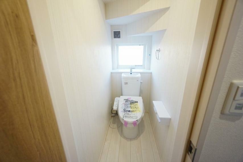 トイレ 階段下スペースを有効活用した1階トイレ。棚に観葉植物を置いたらオシャレな空間になりそうです。
