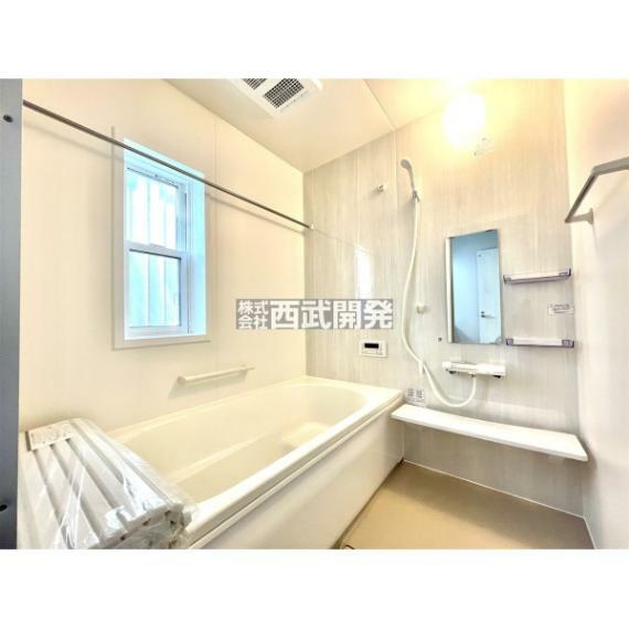 浴室 お風呂場は浴室乾燥機付きで換気にも優れる小窓付きです