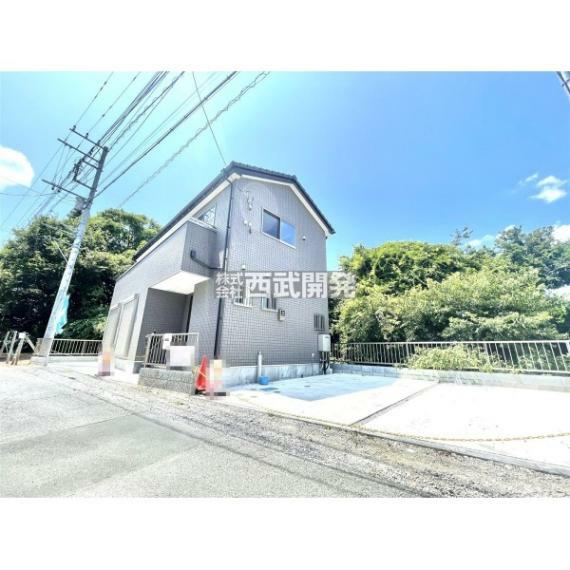 現況写真 閑静な住宅街に佇む自然溢れるご住宅です。内装には自然素材や無垢材を使用しております。