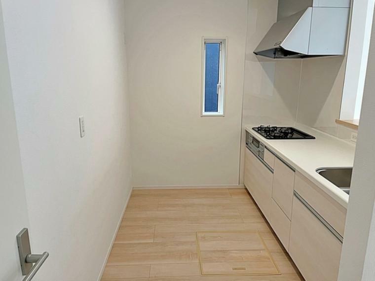 キッチン キッチン裏は冷蔵庫や食器棚を置くのに十分なスペースを確保。
