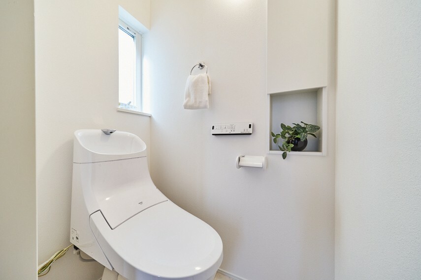 【LIXIL】ベーシアシャワートイレ  汚れがつきにくくお手入れがしやすく清潔に保てます。 パワー脱臭やエコ機能や使い分けできるシャワー機能なども充実