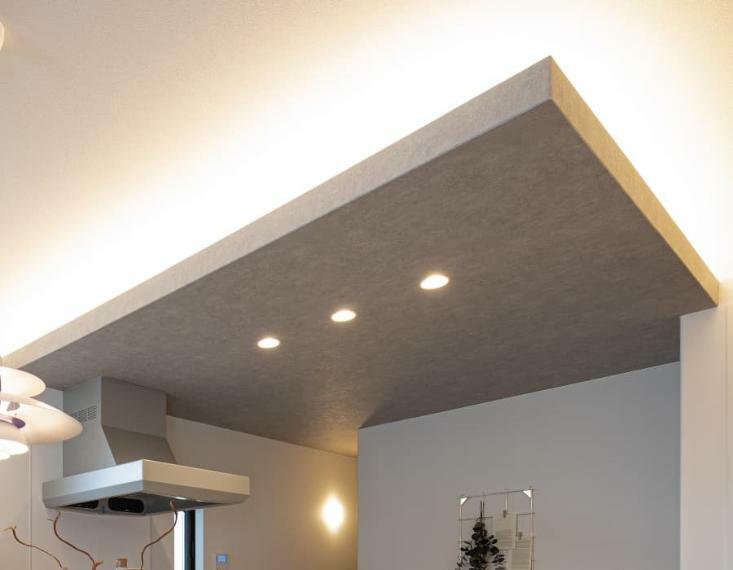 居間・リビング コーヴ照明キッチン天井の間接照明は、柔らかい光で天井を照らし、広がりを見せながら食卓を温かく包み込みます。