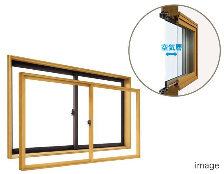 居間・リビング 内窓 プラマードU（2階居室のみ）樹脂性内窓「プラマードU」が空気の層を作ることにより、遮音性と断熱性が向上。結露の発生も抑えます。