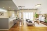 3号棟モデルハウス  【Style01/ステージ空間のある家】キッチンやリビング天井の異素材クロスが空間にアクセントと上品さをプラス。