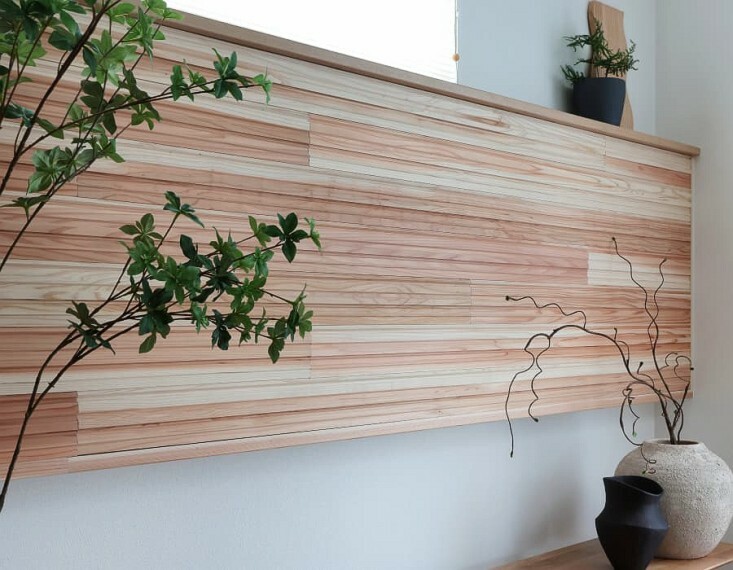 居間・リビング 【SUGINOKA】木の素材感ゆたかな壁材をリビングの一角に採用しました。