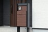 現況外観写真 【宅配BOX付機能門柱】  街並に馴染むデザイン性のある機能門柱。宅配ボックス付きで外出中でも荷物を受け取ることができます。