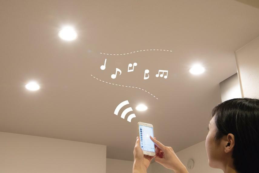 居間・リビング 【スピーカー付きダウンライト】  リビングの照明としての役割に加え、音楽を楽しめる空間へと変えてくれます。Bluetoothで繋ぐことができ、好きな音楽や料理レシピ動画を流すなど使い方は様々です。