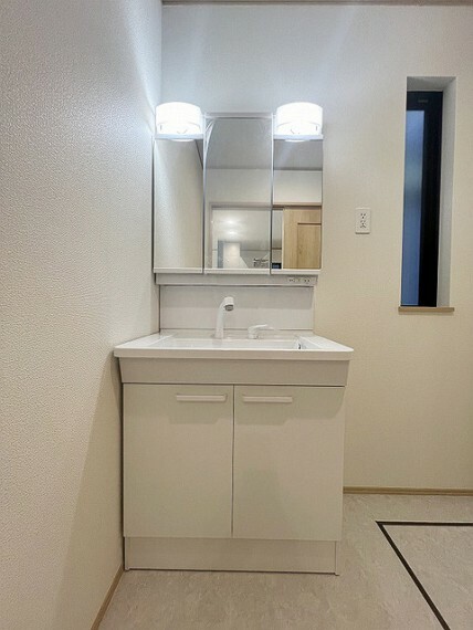 洗面化粧台 三面鏡を採用した洗面化粧台。鏡の裏にも収納スペースがあります。