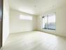 洋室 【2階洋室】洋室や各部屋に断熱性に優れた「ペアガラス」を使用。福島の寒い冬も暖かく過ごせます。