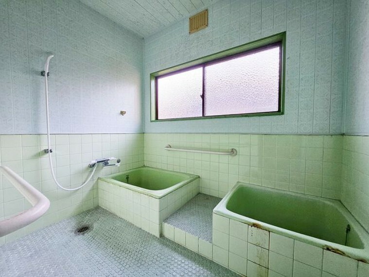 全面をグリーンで統一した落ち着きのある大人の空間の浴室。グリーン系の色合いとすることでゆったりとした落ち着いた雰囲気になります。また、水垢汚れを早期に見つけることができます。
