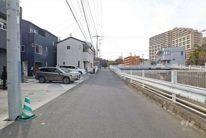 現況写真 物件の北西側前面道路（南西側から）目の前には川と公園があり自然豊かな環境です。