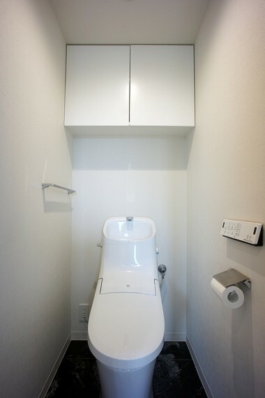トイレ 2019年トイレ新規交換。上部に収納があり、トイレットペーパーなどの小物を収納できます。