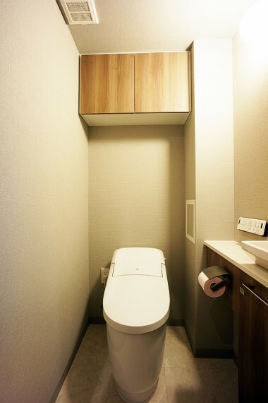 トイレです。上部には吊戸棚収納。手洗いカウンター下にも収納があります。