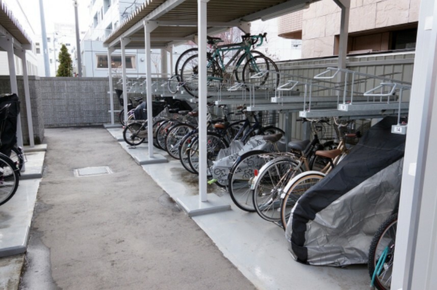 屋根付き駐輪場です。使用料は無償です。バイク置き場（2台:月額1,500円）も併設されています。