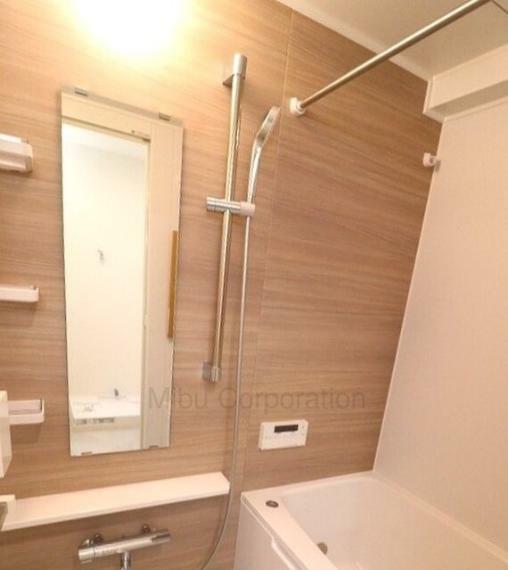 浴室 浴室乾燥機のついた浴室は、飽きのこない木目調パネルで、明るい浴室に生まれ変わりました。