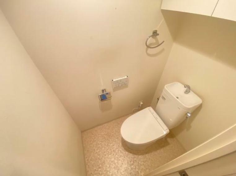 トイレ トイレ2020年交換済。収納棚付き