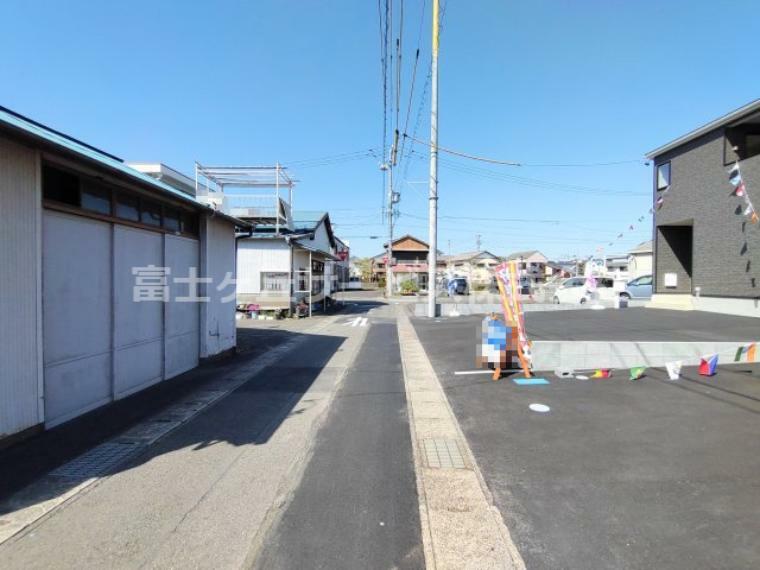 現況写真 前面道路含む現地写真です