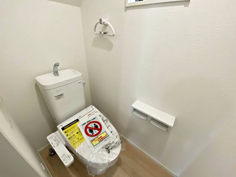 トイレ お手洗いは1階にも2階にもございます。混雑する時間帯も、2か所あると助かります。うれしい温水洗浄便座です。