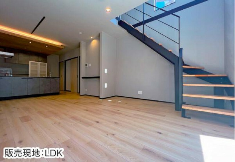 居間・リビング ≪リビング≫お洒落なストリップ階段と折下げ天井、ダウンライト照明が魅力のLDK　足元に床暖房を標準完備。ダクトレール付きなので、お好みの照明を設置可能です