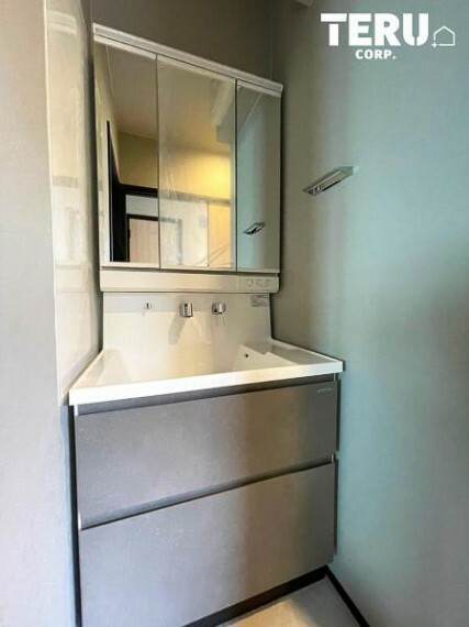 洗面化粧台 収納豊富な3面鏡の洗面台にはハンドシャワー完備