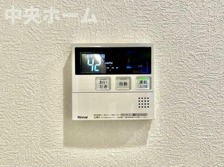 発電・温水設備 【給湯リモコン】外での一日を忘れさせてくれるオートバス機能でお好みの湯量・温度に調整された浴槽。