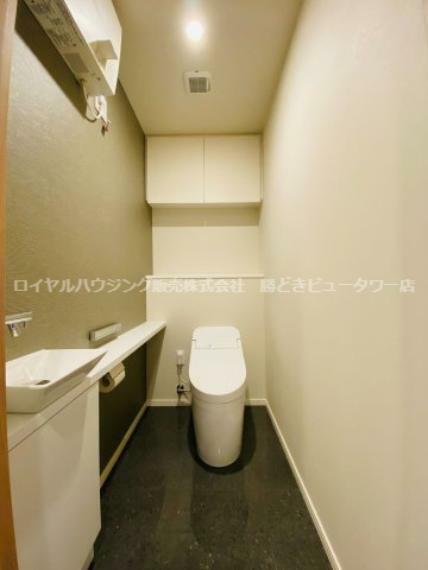 トイレ 空間のゆとりと広がりを確保できるローシルエットトイレ 背面には収納戸棚あり