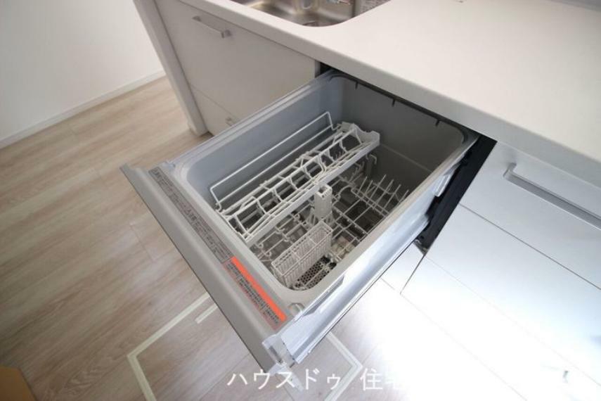 キッチン 食器洗浄乾燥機を完備。高温のお湯と水圧で洗浄し、手洗いよりも清潔です。5人分の食器を一度に洗い流します。
