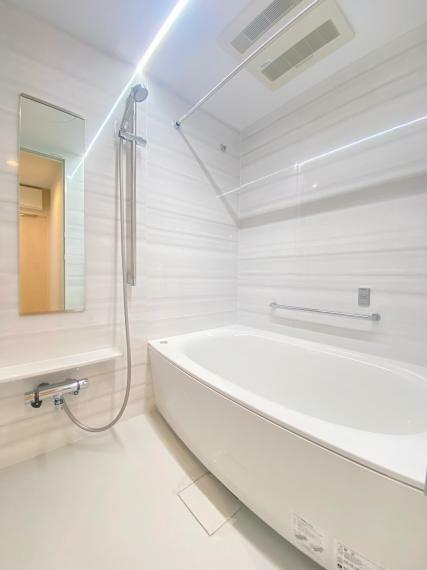 浴室 《同社施工例》ゆったりとした広さと、清潔感のあるバスルームでリフレッシュ！浴室乾燥機付きです！