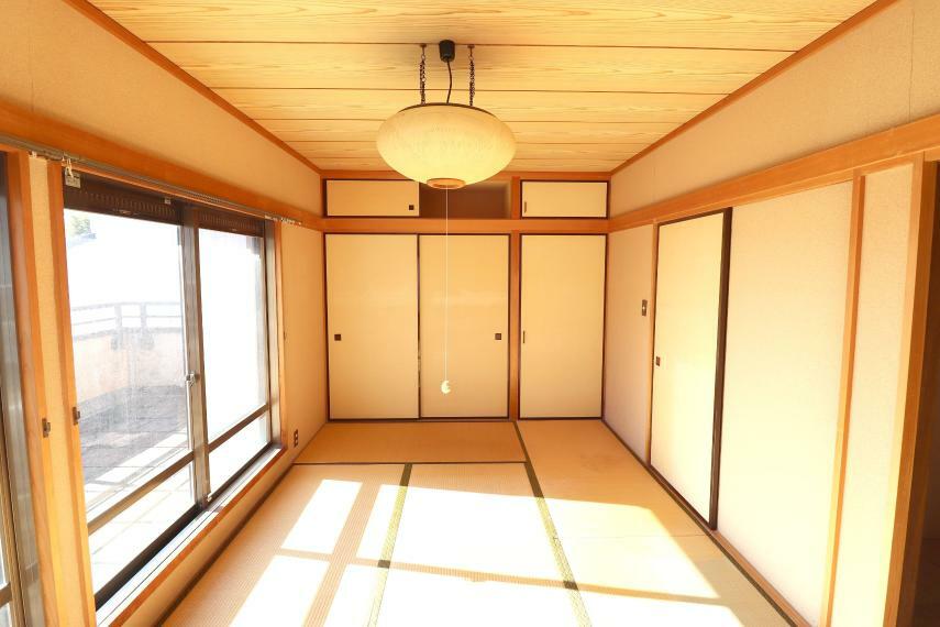 お昼は電気いらずの明るい2階和室！暖かな光がたくさん差し込みます！