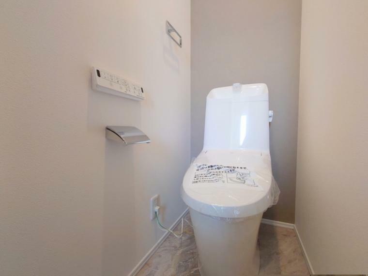 トイレ シンプルな機能を搭載したトイレ。家族みんなが使う場所だからこそ清潔にこだわりたいですね。■国立市東4　新築戸建て■