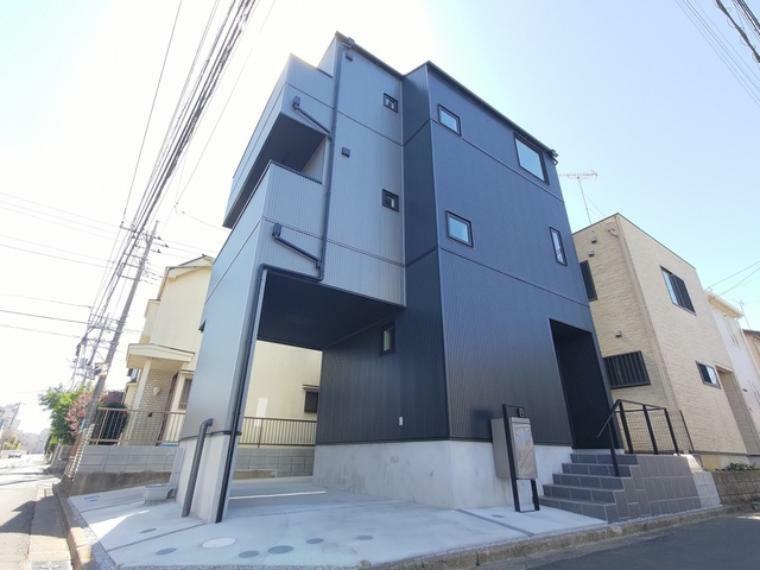 現況外観写真 西武新宿線の始発駅である「新所沢」駅から徒歩16分。 外壁・屋根は耐久性の高いガルバリウム鋼板採用。 他の建売住宅とは一味違います。