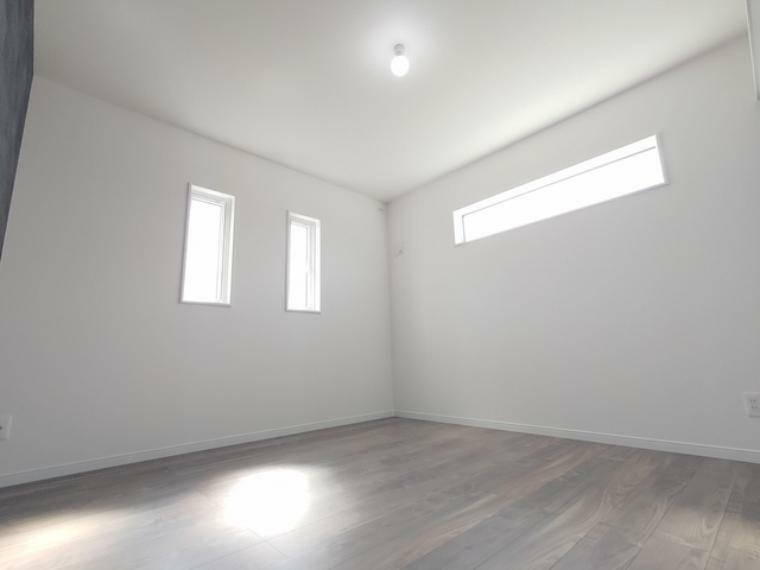 寝室 2面採光で明るく、しっかり広い主寝室。（3階洋室 6.9帖）