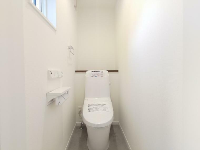 トイレ 2階トイレ。 節水式のシャワートイレ採用。