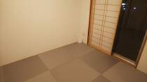 正方形の琉球畳スタイルの和室。スタイリッシュでありながら落ち着く空間を演出します。