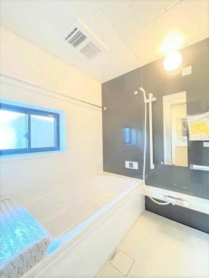 浴室 【内外装リフォーム済】浴室はハウステック製の新品のユニットバスに交換。浴槽には滑り止めの凹凸があり、床は濡れた状態でも滑りにくい加工がされている安心設計です。