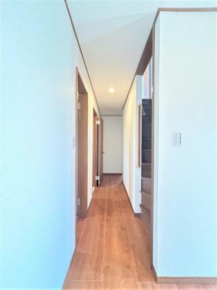 【内外装リフォーム済】一階廊下の写真です。玄関から入った際に真っ先に目に入る箇所ですが、フローリングの張替えや照明の交換を致しましたので、明るい印象で帰宅することが出来ます。