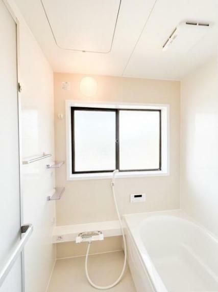 （リフォーム済）浴室は、ハウステック製の新品のユニットバスに交換しました。自動湯張り・追い焚き機能付きで、いつでも温かいお湯に入れます。