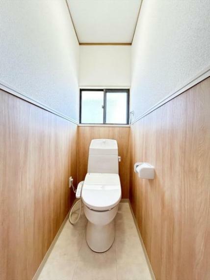 トイレ （リフォーム済）トイレは天井・壁のクロスを貼り替え、床をクッションフロア貼りにしました。温水洗浄付き便器に交換も行い清潔に仕上げています。
