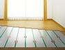 床暖房リビングに床暖部を設置、足元から室内全体を温めます。