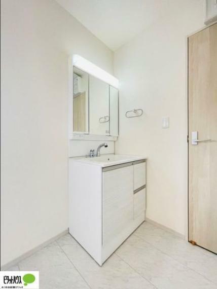 同仕様写真（内観） 施工例写真:シャワー付き三面鏡洗面台。上部にも収納スペースがあり、小物がスッキリ片付きます