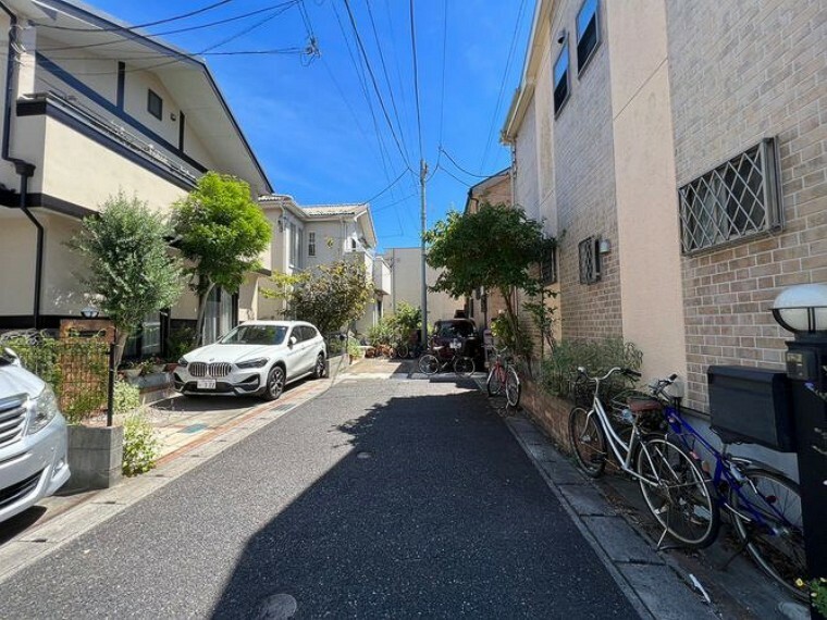 外観写真 【前面道路】大型分譲地には住民しか通らない安全な道路がある為、住民同士の会話も増えますね