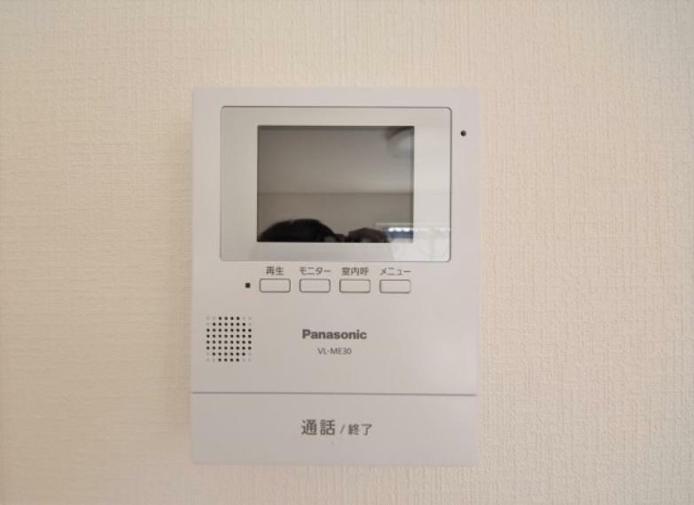 防犯設備 TVモニター付インターホン　訪問者を画像と音声で確認できる、防犯性に優れた安心のシステム。同社仕様。