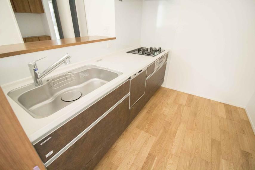 キッチン 人工大理石のワークトップやシンクは、水を流しただけできれいになったように見えます。白いキッチンは明るく清潔感があり、とっても素敵です。