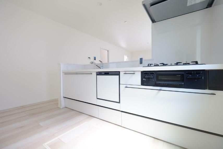 キッチン ■清潔感ある白を基調にした室内デザインのキッチン