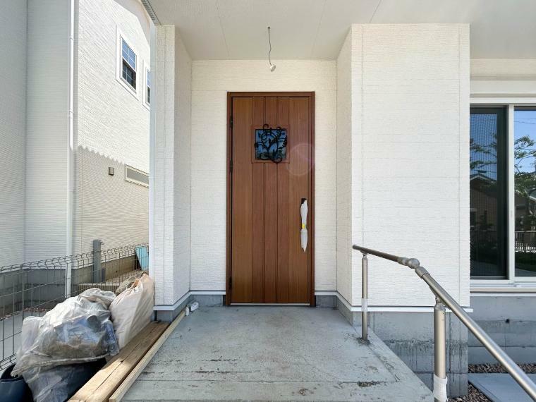玄関 玄関はおうちの顔と言われます。玄関アプローチは、外観デザインの印象を左右します。ご家族の個性を出しながら、素敵な玄関でお客様をお迎えしてください。