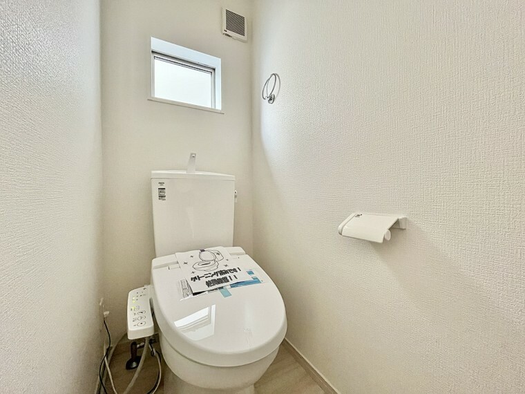 トイレ ＜1号棟＞トイレはひとりでいろいろ思考や想像できる大切な空間。何か考え事しているときは思いきってトイレに入りましょう。いいアイデアがポーンと浮かんでくるかも。