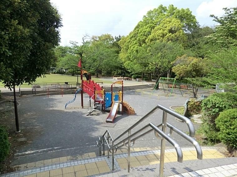 公園 白根公園 白根公園の一角に流れる白糸の滝は横浜市内でも珍しい自然の滝　古くからの景観を保ちながらひっそりとたたずんでいます